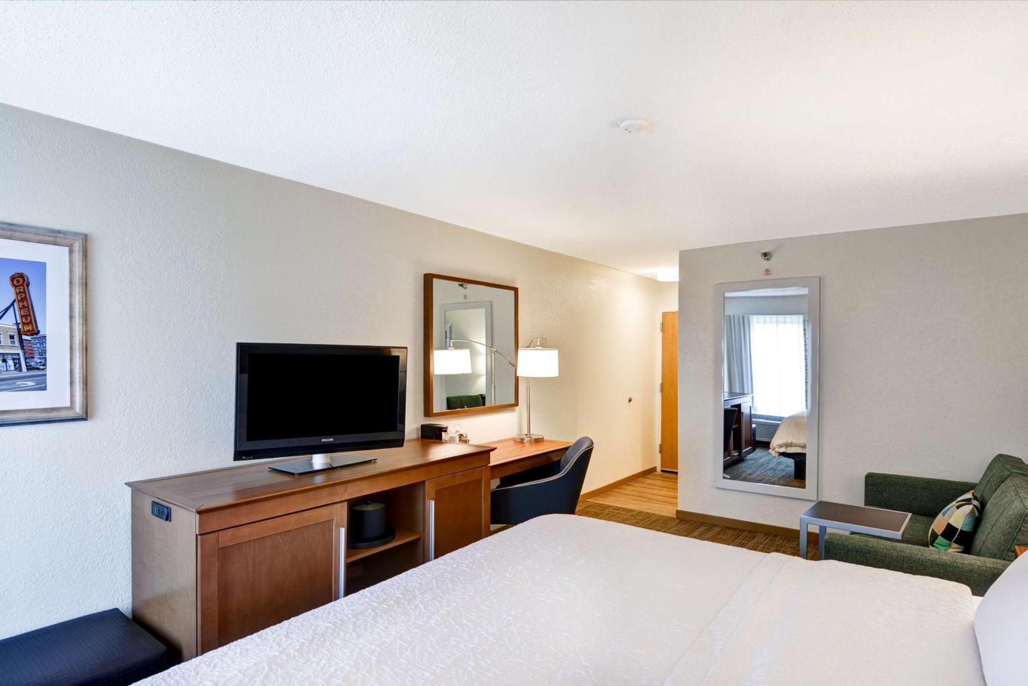 Hampton Inn Memphis Poplar Exteriör bild